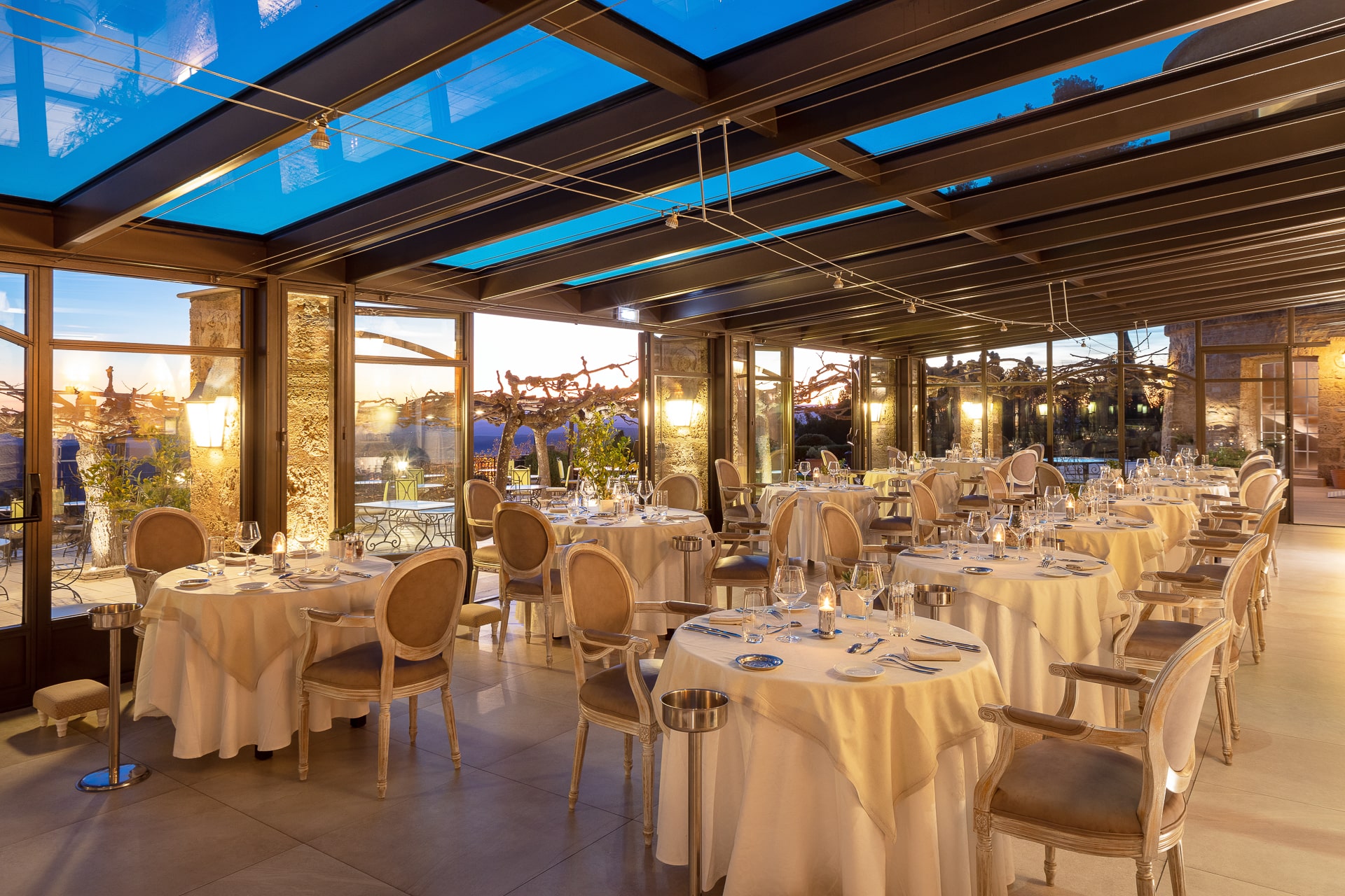 Terrasses dans la véranda de la Bastide de Tourtour au coucher de soleil - hotel var