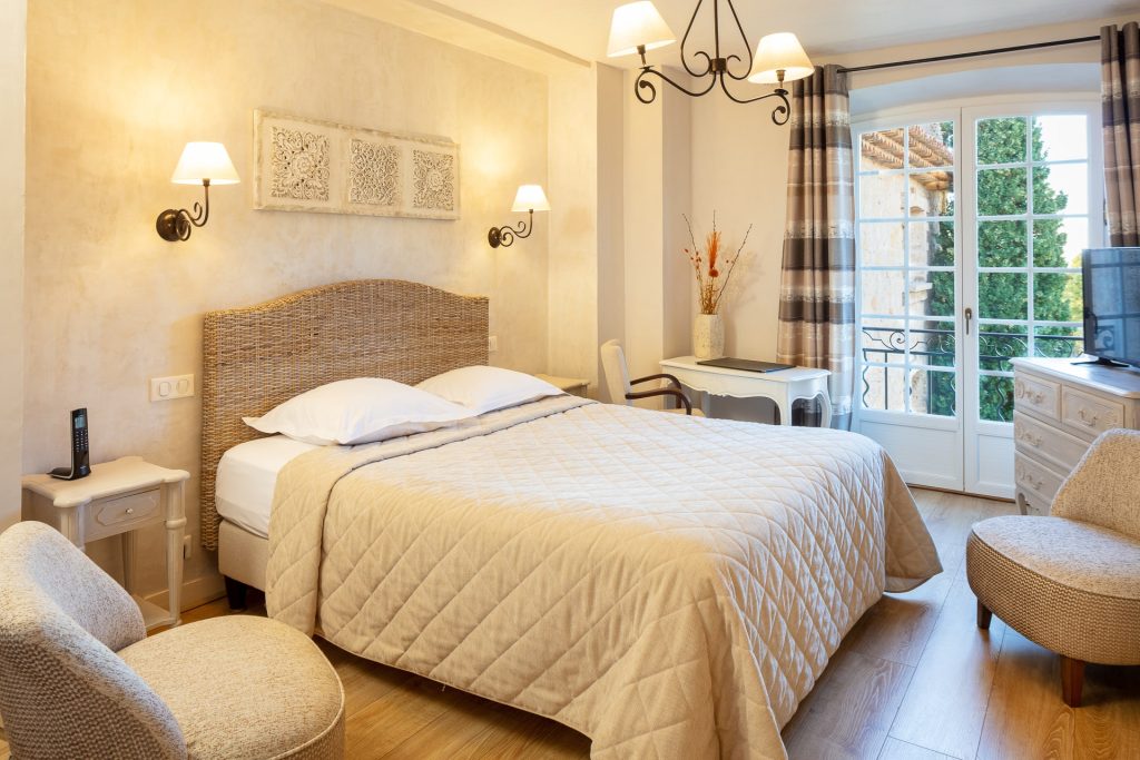 Photo - Hotel 4 étoiles Var : Découvrez l’excellence de la Bastide de Tourtour chambre confort bastide de tourtour chambre confort bastide de tourtour