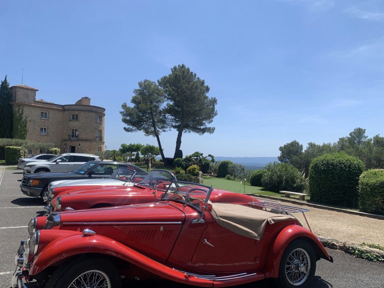Old cars parked in the car park in front of the Bastide de Tourtour - reception room var