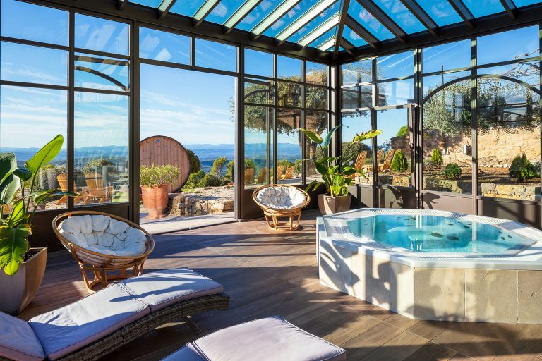 Outdoor Jacuzzi at the Bastide de Tourtour - hotel in the Var department