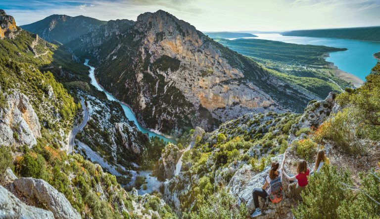 Vue en hauteur des Gorges du Verdon - cascade var. Une des activités que faire aux Gorges du Verdon