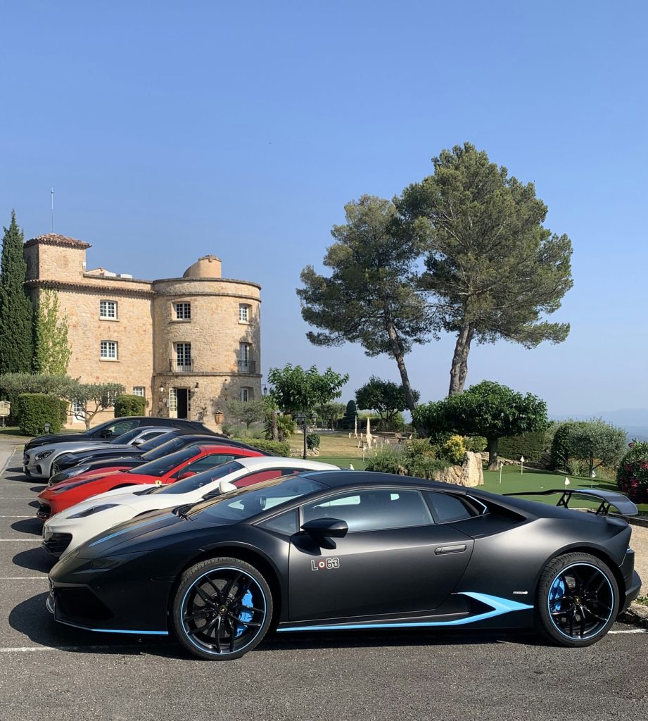 Sports cars parked in the car park in front of the Bastide de Tourtour - reception room var