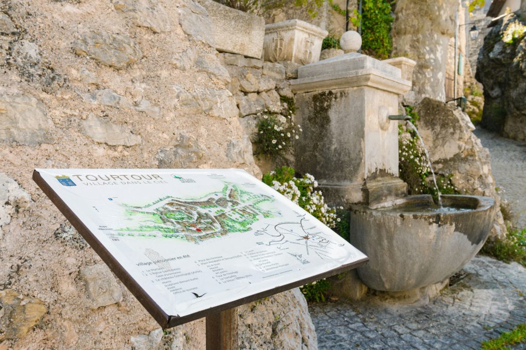 Photo - Hotel 4 étoiles Var : Découvrez l’excellence de la Bastide de Tourtour IMG 7253 Panneau d'indication village de Tourtour