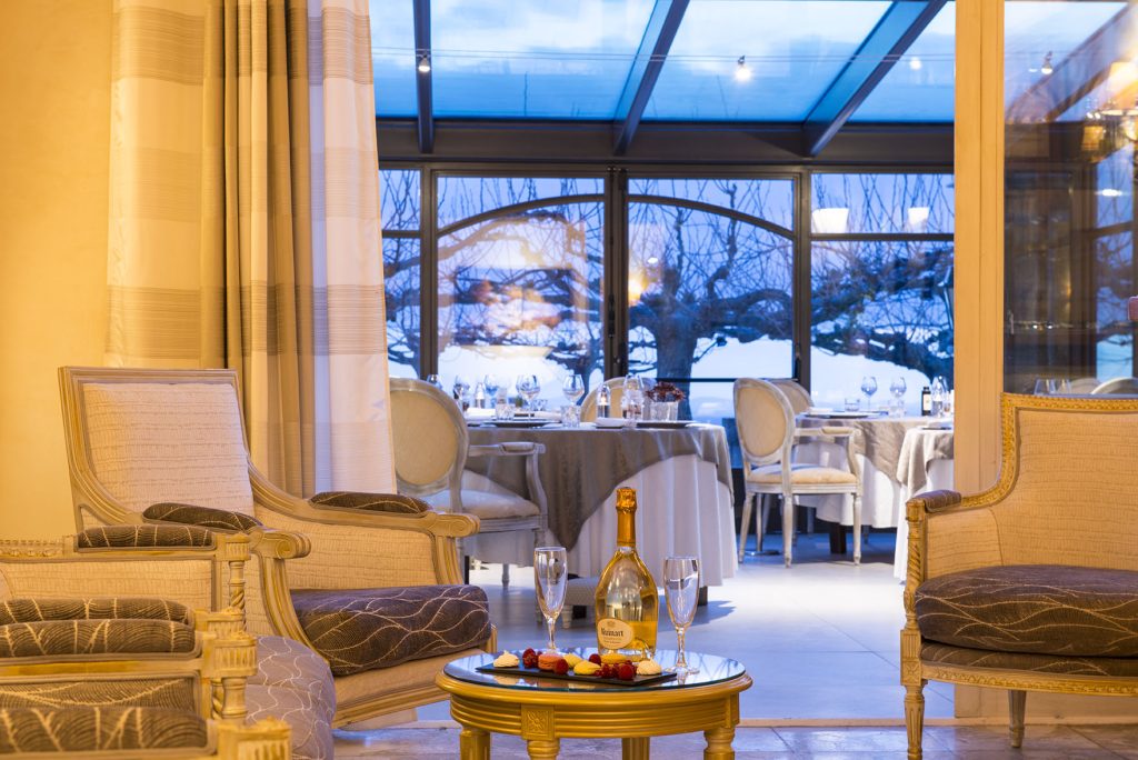 Champagne et desserts servis dans salon privé à la Bastide de Tourtour - salle de reception var