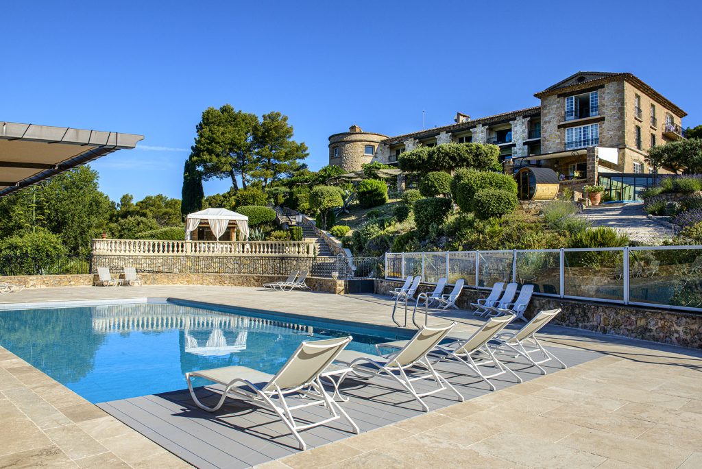 Piscine extérieure avec grand ciel bleu à la Bastide de Tourtour