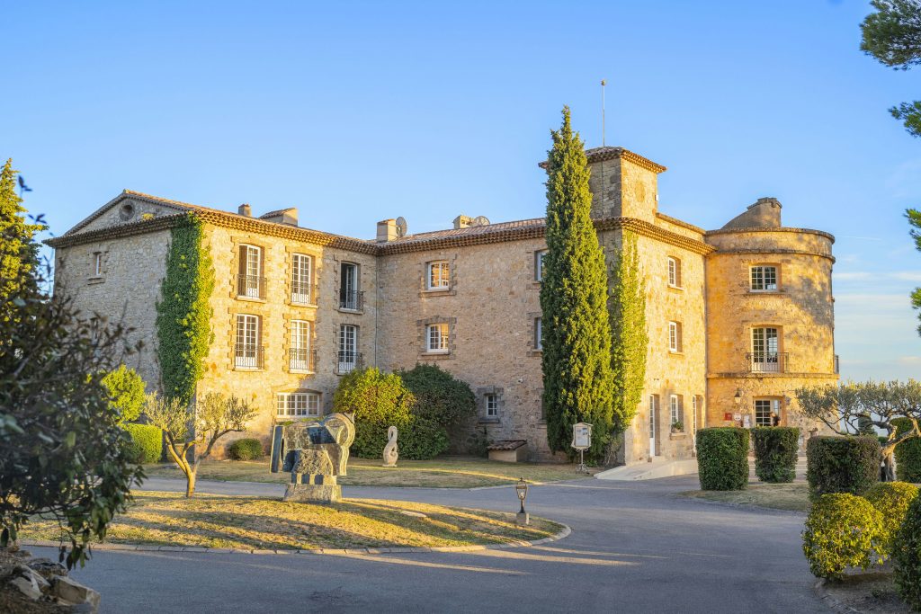 Vue sur l'accueil extérieur de la Bastide de Tourtour - hotel var