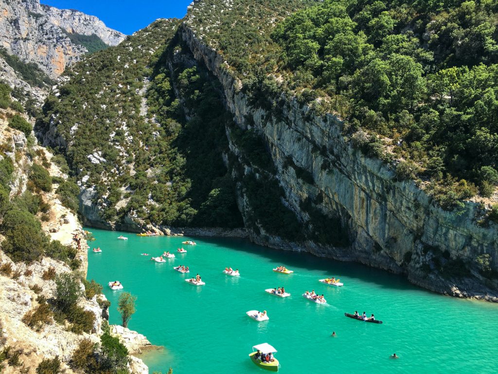 Bateaux dans les Gorges du Verdon sur eau turquoise - gorges du verdon hotel