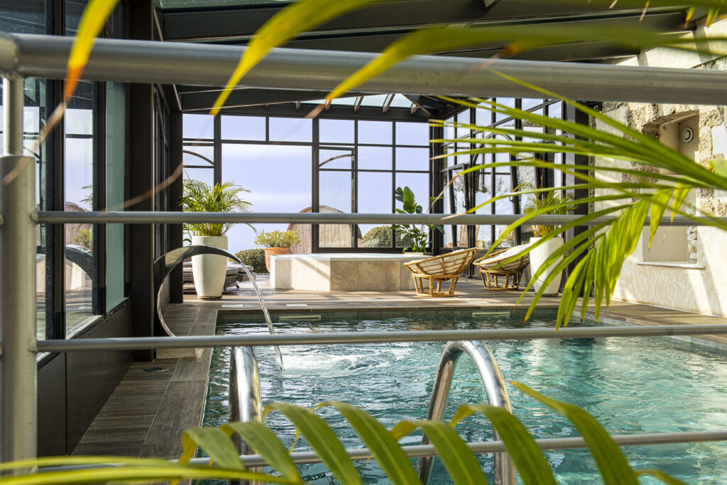 Espace bien-être de la Bastide de Tourtour avec piscine intérieure chauffée, bains à remous et vue panoramique sur la Provence. Un lieu de détente et de sérénité au cœur du Haut-Var.