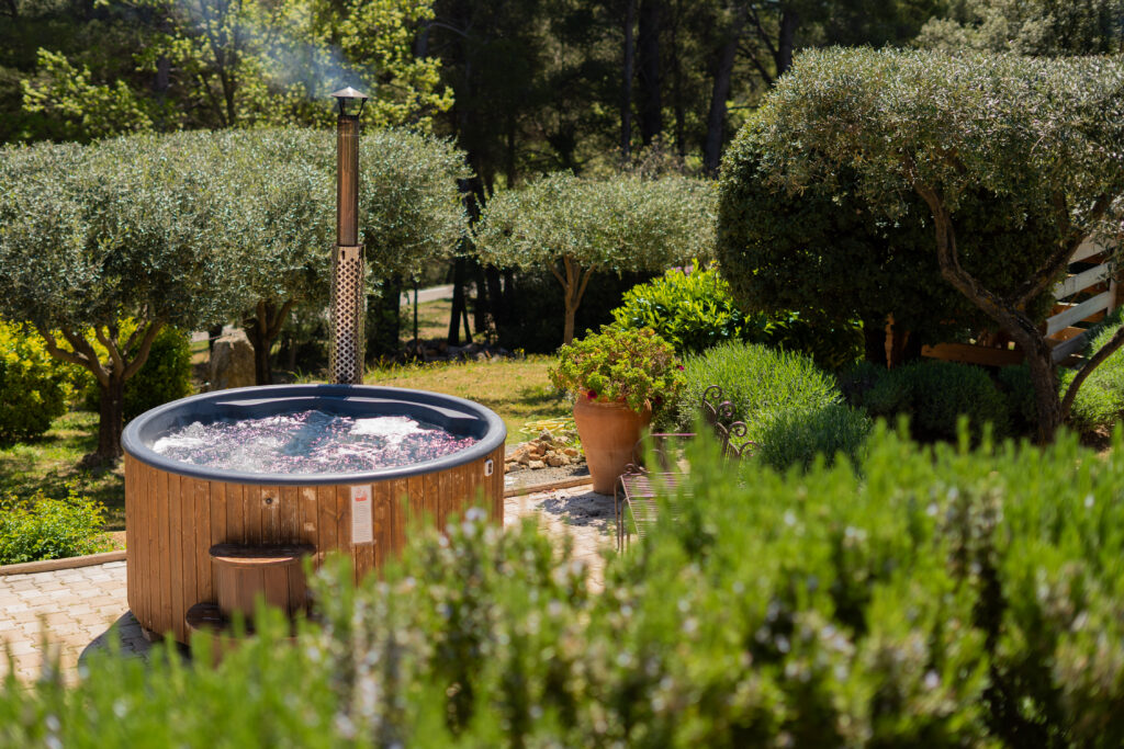 Nordic bath at La Bastide de Tourtour, surrounded by nature