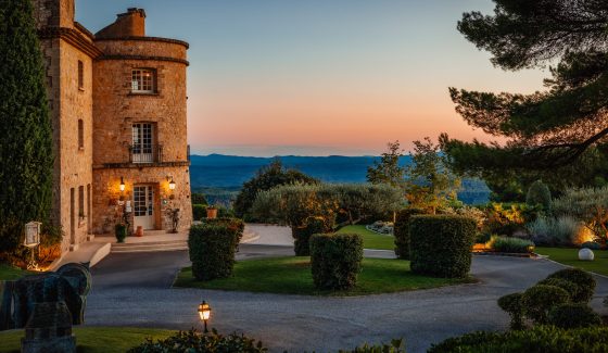 La Bastide de Tourtour, a charming hotel in Provence, overlooks the hills of the Haut-Var with an exceptional panoramic view. At sunset, its golden stone façade and landscaped gardens offer an elegant and romantic atmosphere, ideal for a refined stay or an exceptional event on the Côte d'Azur.