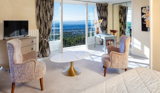 Chambre Prestige à la Bastide de Tourtour. Parfait pour une escapade pour la Saint Valentin