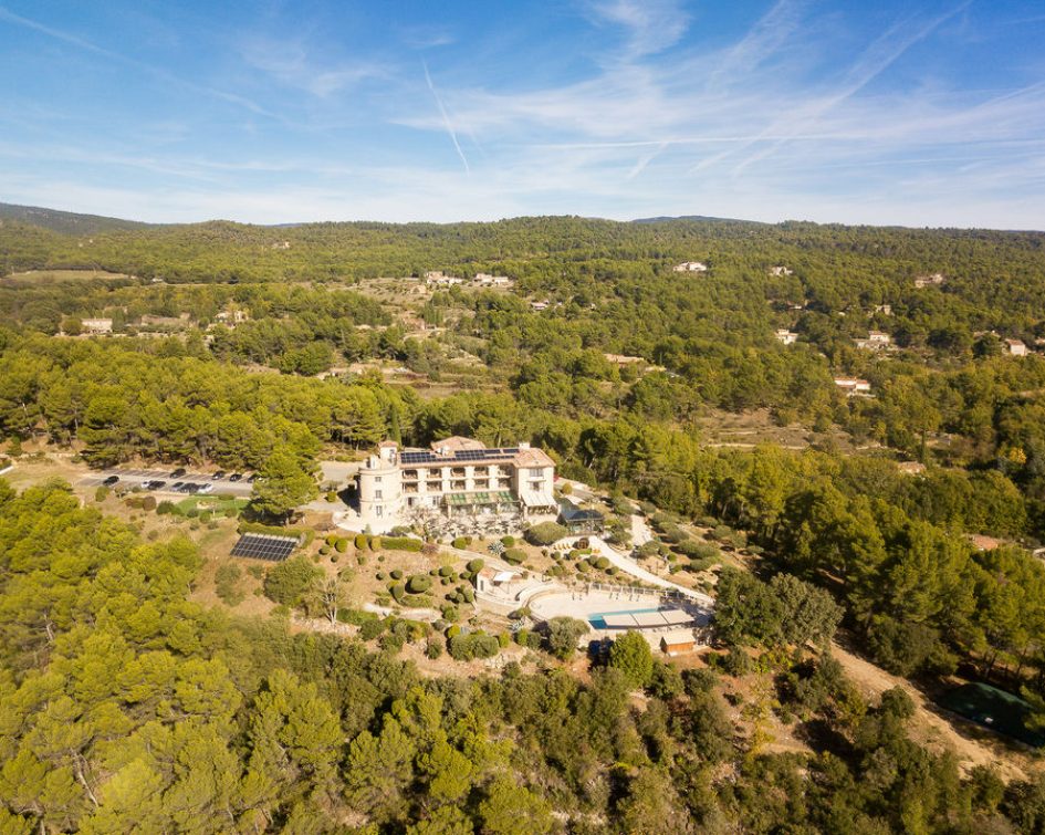 Vue aérienne de la Bastide de Tourtour avec panneaux solaires visibles