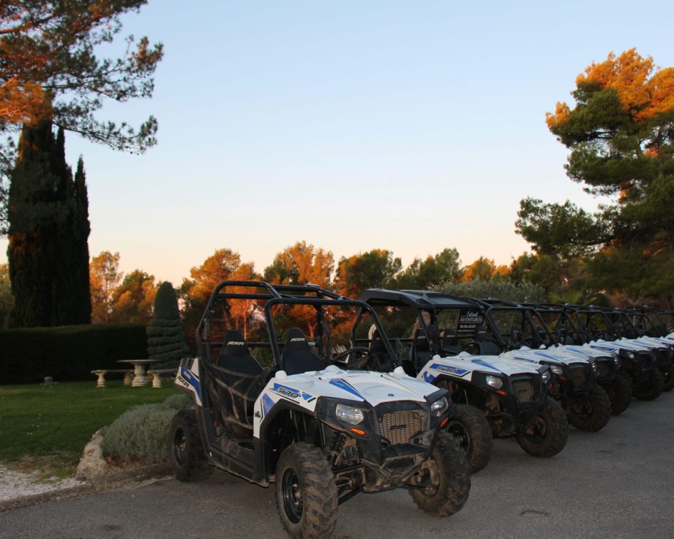 Plusieurs buggy côte à côte à Tourtour