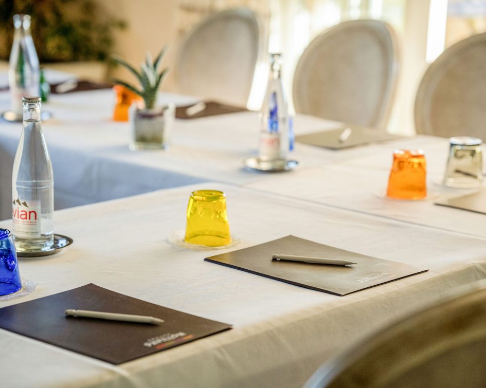 Table de réunion avec verres colorés