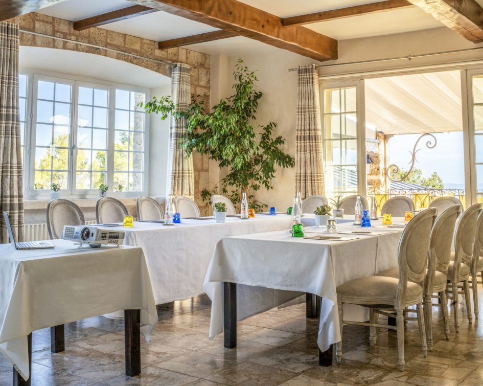 Meeting room at the Bastide de Tourtour with video projector