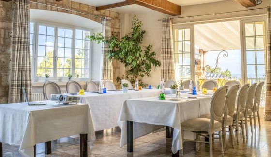 Meeting room at the Bastide de Tourtour with video projector