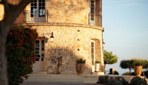 Vue sur une partie de la bâtisse de la Bastide de Tourtour