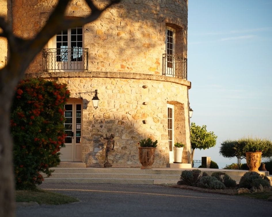 Vue sur une partie de la bâtisse de la Bastide de Tourtour