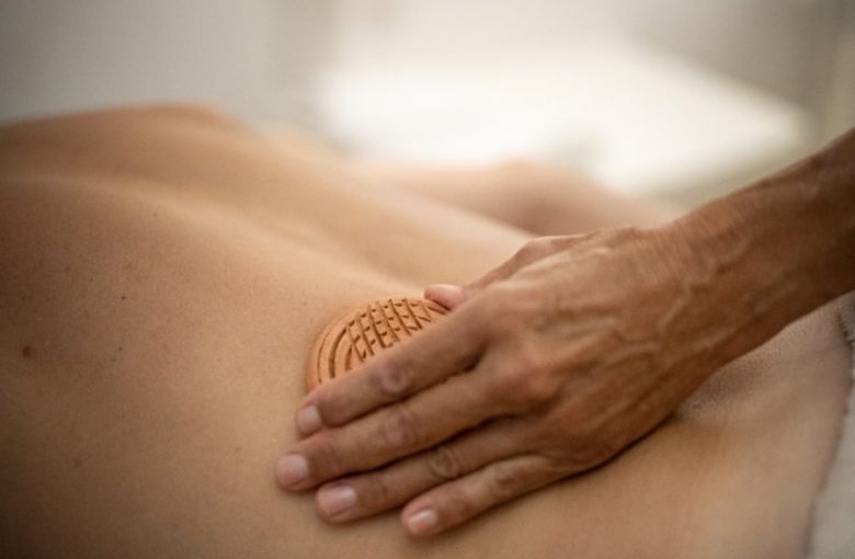 DSC02649-min une main qui fait un massage du dos, hotel spa dans le var