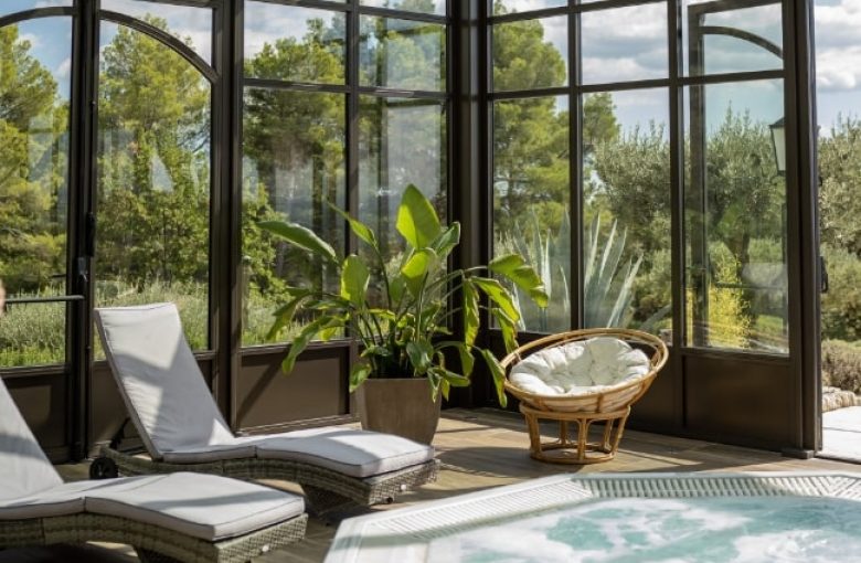 Jacuzzi intérieur dans la verrière de la Bastide de Tourtour - restaurant tourtour