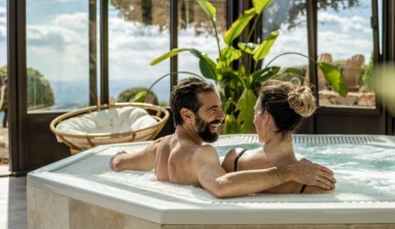 DSC02870-min Couple laughing in the Jacuzzi of the Bastide de Tourtour - hotel spa var