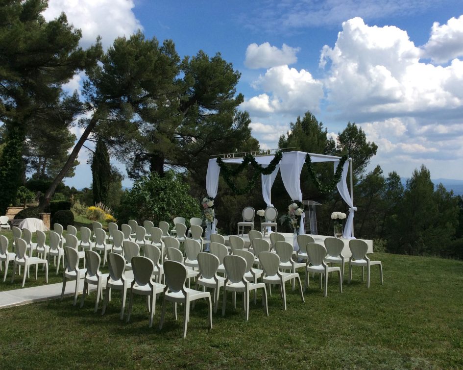 Outdoor wedding ceremony at the Bastide de Tourtour
