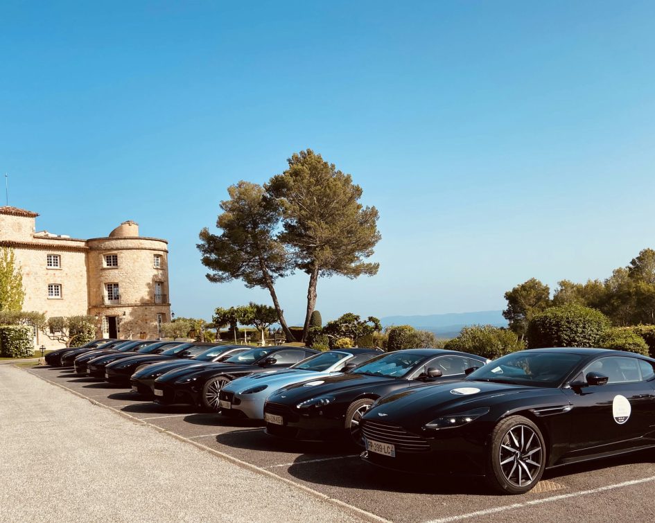 Voitures de sport garées en extérieur sur le parking de la Bastide de Tourtour