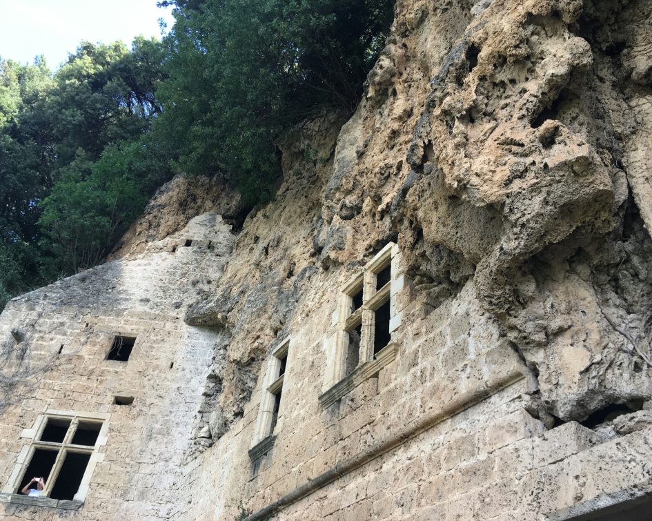 Photo - Les villages IMG 3677 Ancienne maison incorporé dans une falaise - Bastide de Tourtour