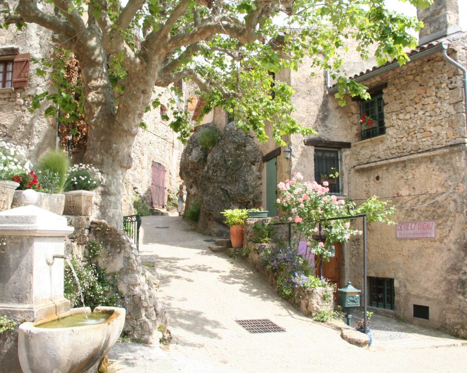 Montée dans le village de Tourtour avec une fontaine et des maisons