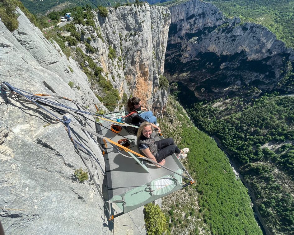 Photo - Les cascades - cascade var Portaledge ©L Instant Verdon Meleo Verdon Deux filles assises en haute avec une vue panoramique sur les Gorges du Verdon - cascade var