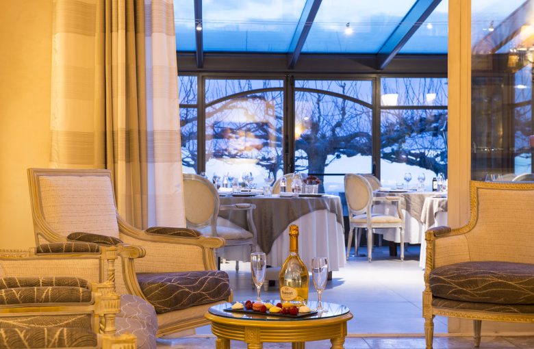 Champagne et desserts servis dans salon privé à la Bastide de Tourtour - salle de reception var