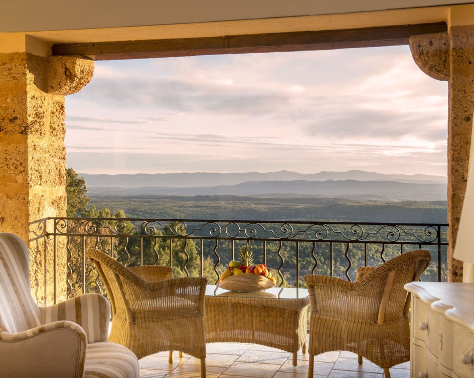 Panoramic view with rosy colours at the Bastide de Tourtour