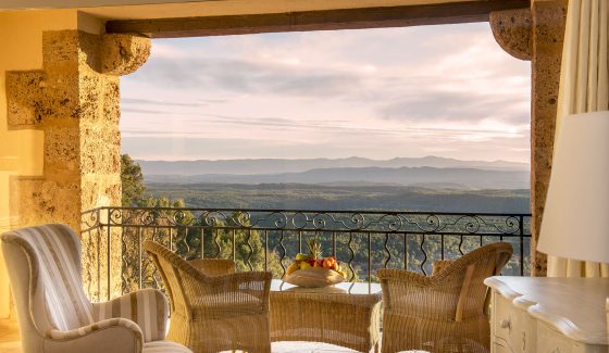 Panoramic view with rosy colours at the Bastide de Tourtour