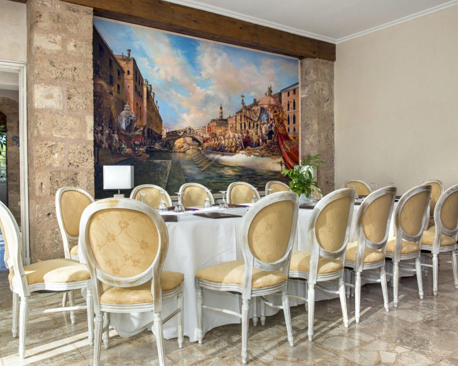 Photo - Séminaires Vauban Bast Tourtour dec2016 04 scaled Salle de séminaire équipée à la Bastide de Tourtour, lieu idéal pour événements professionnels