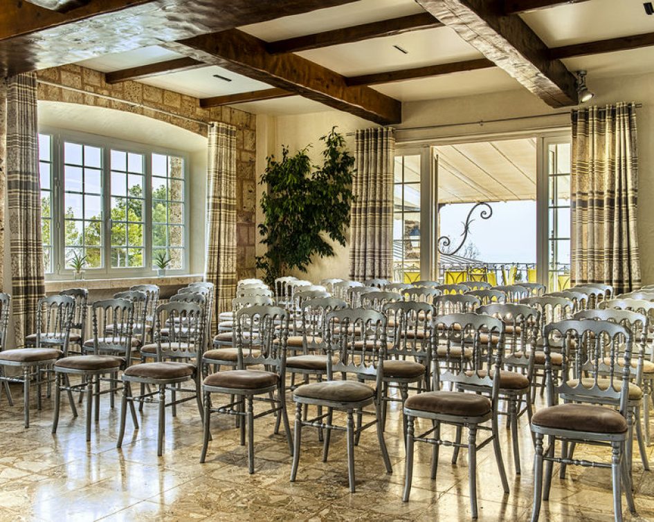 Salle avec chaises avec ouverture sur l'extérieur à la Bastide de Tourtour