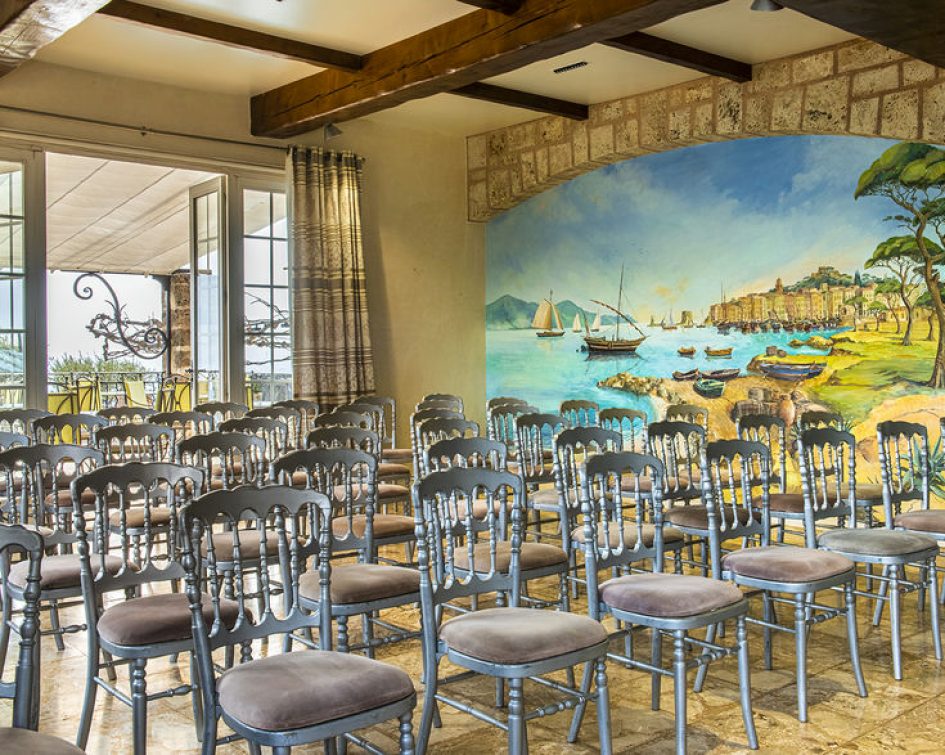 Salle avec chaises à la Bastide de Tourtour