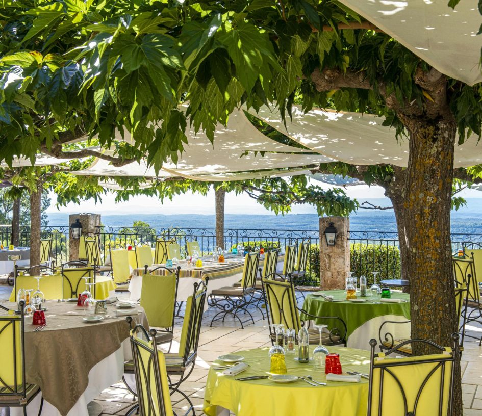 Shaded terrace of the Bastide de Tourtour restaurant - restaurant tourtour