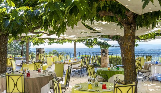 Shaded terrace of the Bastide de Tourtour restaurant - restaurant tourtour
