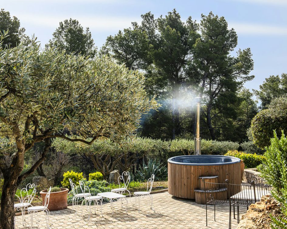 Outdoor relaxation area at the Bastide de Tourtour with an outdoor spa - hotel spa var