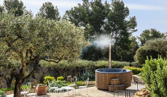 Outdoor relaxation area at the Bastide de Tourtour with an outdoor spa - hotel spa var