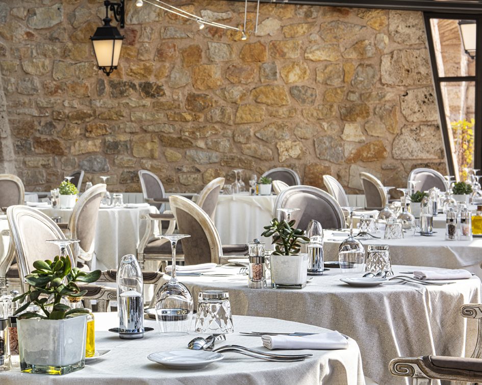 Tables of the Bastide de Tourtour restaurant - truffle restaurant var