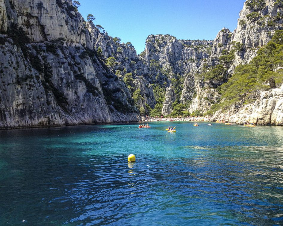Photo - Les gorges du Verdon - gorges du verdon hotel Vauban Lac de Ste Croix 2 Vue depuis le Lac de Sainte Croix sur des personnes qui font du canoë - Bastide de Tourtour
