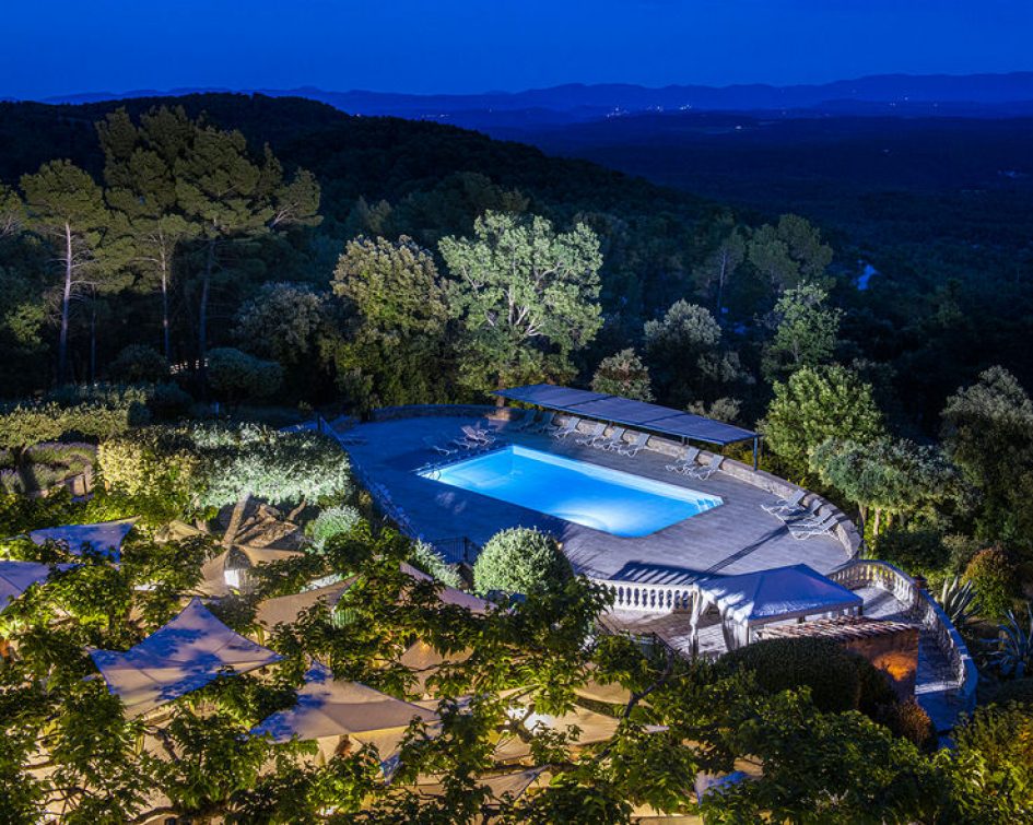 Vue aérienne de la piscine extérieur de nuit à la Bastide de Tourtour - hotel dans le var