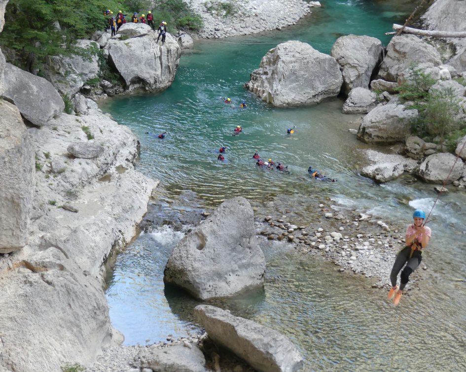 Photo - Les gorges du Verdon - gorges du verdon hotel Via Cordatta © Meleo Verdon 22 Personnes qui font du canyoning dans les Gorges du Verdon - gorges du verdon hotel