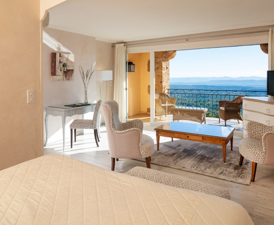 prestige room 2 Prestige room with private terrace and panoramic view at the Bastide de Tourtour