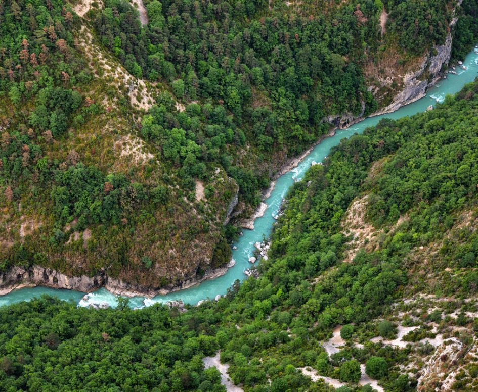 River valley of the Verdon vue aérienne des gorges du verdon près de la bastide de tourtour, hotel spa dans le var