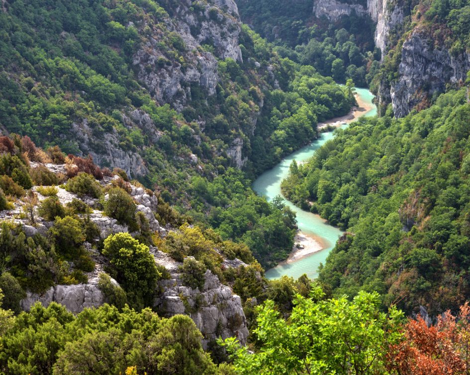 View from a rock wall, down into the river valley of the Verdon. Observation platform and starting point for breathtaking climbing experiences and hikes in beautiful, untouched nature.