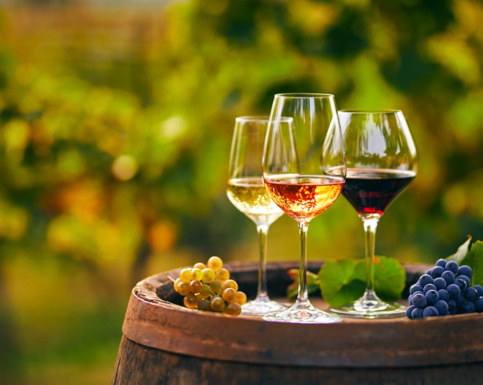 Three glasses of white, rose and red wine on a wooden barrel Verres de vins rouge blanc et rosé au Château de La Calisse à Pontève - chateau var